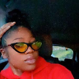 Meet your Posher, Deniera